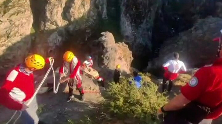 سقوط از ارتفاع یک گردشگر به آبشار سوله دکل ارومیه؛ جستجو ادامه دارد