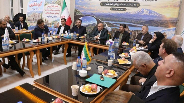  ظرفيت‌هاي منطقه به شکل حرفه‌اي  به گردشگران معرفي شود 